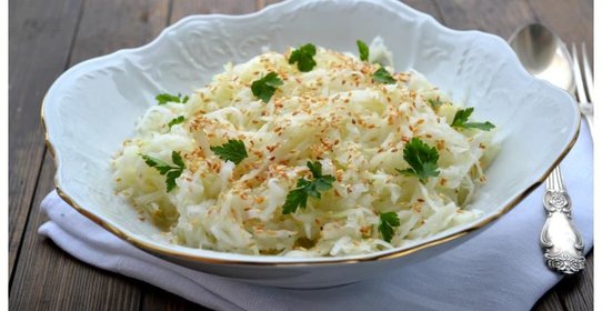 Салат из кольраби с кунжутом