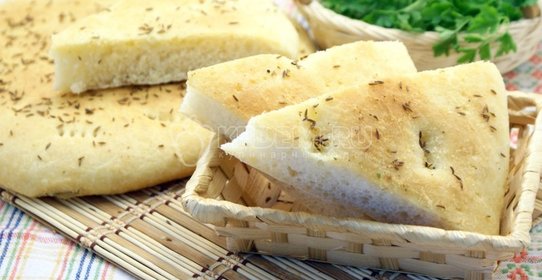 Телятина жареная с соусом из яблок и брусники