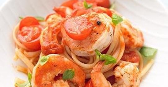 Паcта с креветками, помидором и базиликом