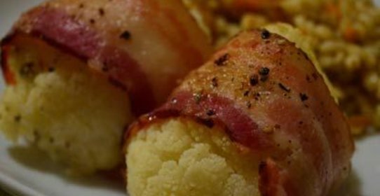 Рулетики из цветной капусты в беконе с перловкой