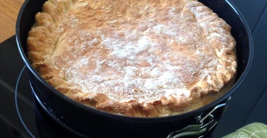 Сдобный пирог на кефире с капустой