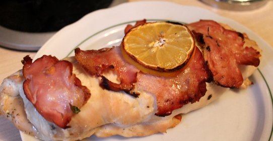 Куриный рулет, запеченный под карбонадом с мятой