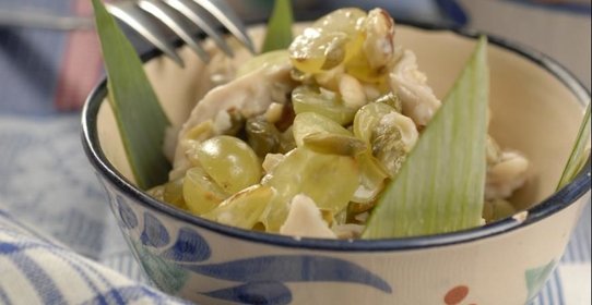 Куриный салат с виноградом и фундуком