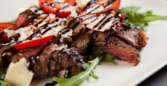 Свинина, запеченная с орехами и сухофруктами