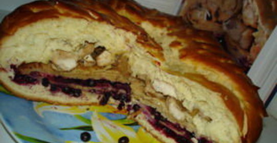 Пирог с куриным филе и черной смородиной