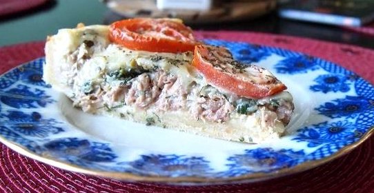 Пирог с тунцом, луком и помидорами