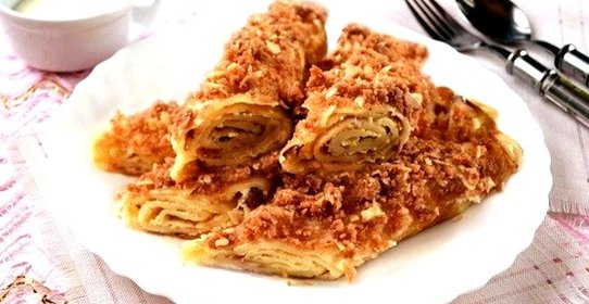 Блинные рулетики с творогом и крошкой