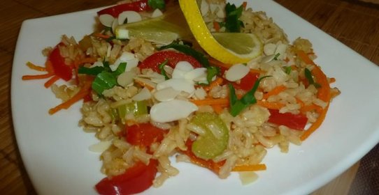 Коричневый рис с миндалем