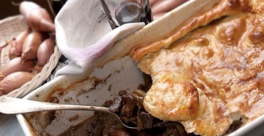 Мясной пирог под слоеным тестом