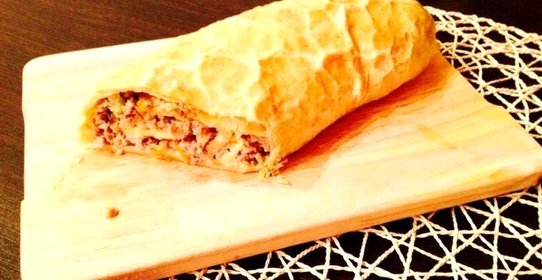 Рулет из слоеного теста с фаршем