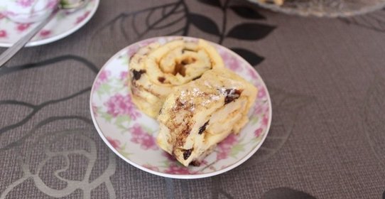 Рулет с яблоком и черносливом