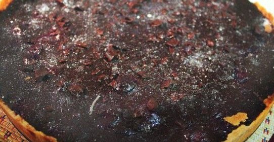 Шоколадный тарт с вишней