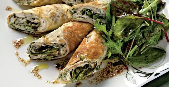 Рулеты из тонкого омлета с сыром и травами