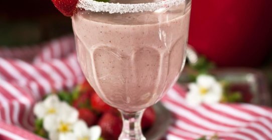 Клубничный смузи на основе миндального молока