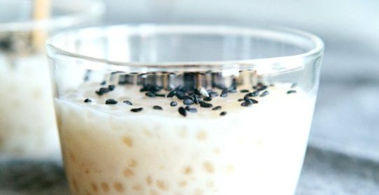 Тапиока на миндальном молоке с черным кунжутом