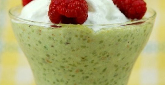 Зеленый пудинг из тапиоки с зеленым чаем и фисташками