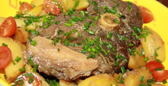 Запеченная баранина с картофельными дольками