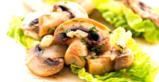 Теплый салат с грибами и эскариолем