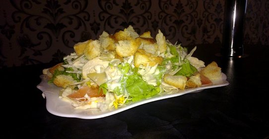 Салат «Цезарь» с пармезаном