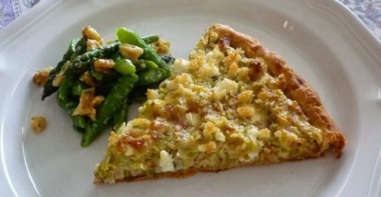 Пирог с козьим сыром, луком и фундуком