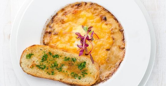 Мясо рапана в сливочном фондю с яйцом пашот