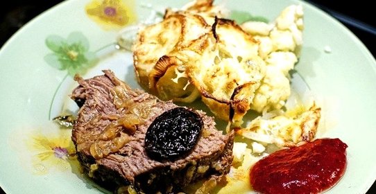 Телятина с черносливом в духовке