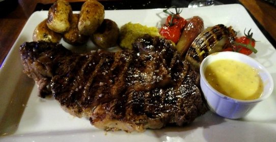 Говяжий антрекот с яблоками и луком