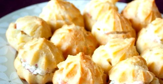 Профитроли со сливочным соусом и лососем