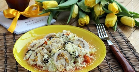 Салат из пекинской капусты с сухофруктами и куриных рулетиков
