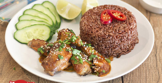 Куриные крылышки с красным рисом