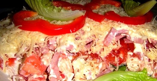 Салат с беконом, курицей и помидорами