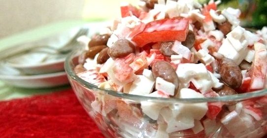 Салат с фасолью и крабовыми палочками