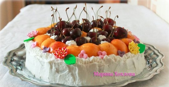 Пирог с летними фруктами и взбитыми сливками