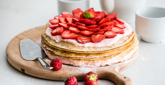 Блинный пирог с клубникой