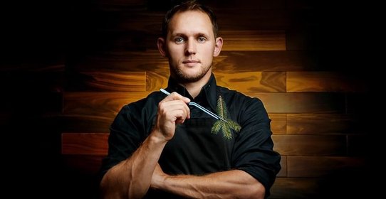 Антоновский пирог с миндальным сорбетом и соленой карамелью от Михаила Симагина