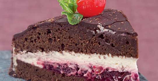 Шоколадный торт с вишней