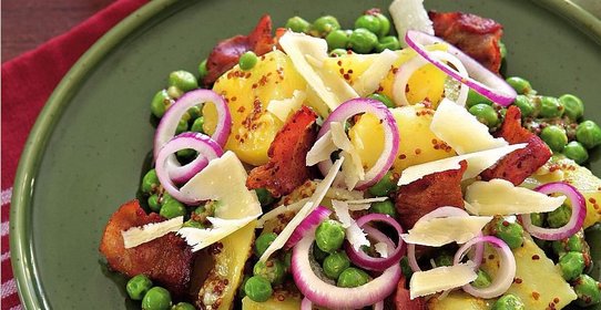 Картофельный салат с зеленым горошком и беконом