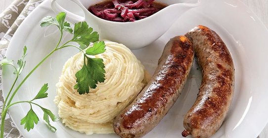 Колбаски с винно-луковым соусом