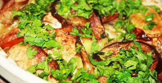 Свинина с овощами и сливами в грузинском стиле