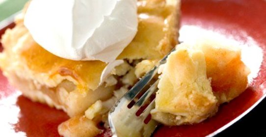 Имбирно-абрикосовый пирог с орехами и сливочной глазурью