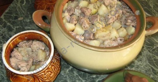 Мясо в горшочках с картофелем
