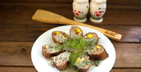 Мясной рулет с грибным соусом