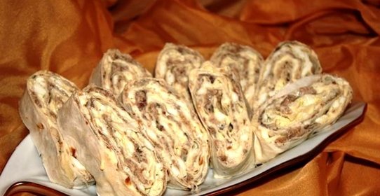 Рулет из лаваша с сайрой и яйцами