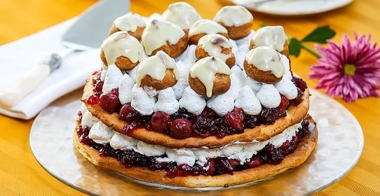 Торт со сливочным кремом и вишневым желе