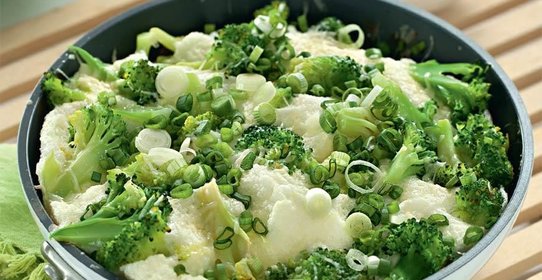 Белковый омлет с сыром и брокколи