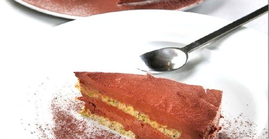 Шоколадный торт с фисташками и оливковым маслом