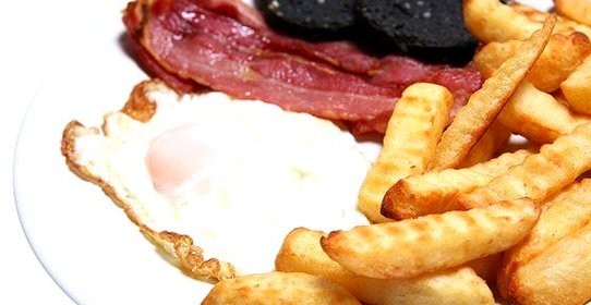 Яичница с картофельной соломкой и беконом