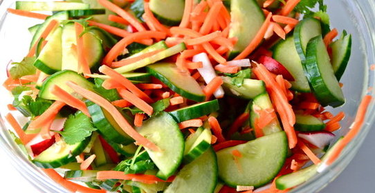 Марроканский салат из моркови, огурца и редиса