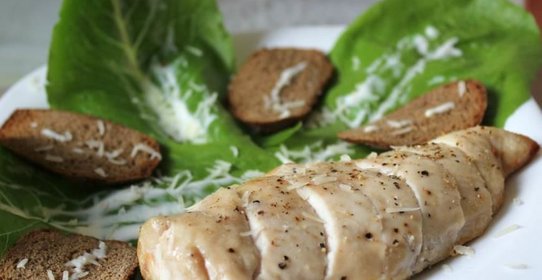 Салат Цезарь в минималистическом стиле