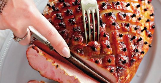 Свиной окорок в сладкой корочке с гвоздикой